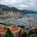 Faire de la voile à Monaco.